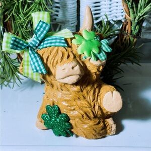 St pattys highland cow with shamrocks